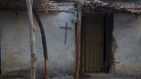Ein Kreuz neben der Tür eines Hauses in Kamerun / © Michal Szymanski (shutterstock)