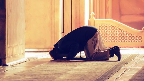 Ein Mann betet in der Moschee / © diy13 (shutterstock)