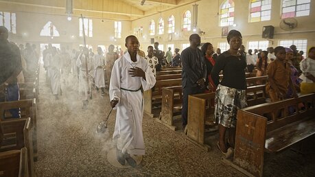 Ein Ministrant schwingt in der Saint Charles Catholic Church in Kano (Nigeria) den Weihrauch / © Ben Curtis (dpa)