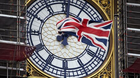 Eine britische Fahne am Ziffernblatt des Big Ben / © Alberto Pezzali (dpa)