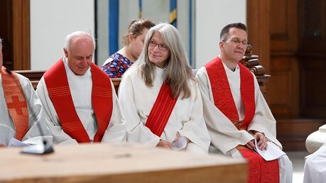 Eine altkatholische Diakonin und zwei Priester während eines Gottesdienstes / © Cornelis Gollhardt (KNA)