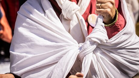 Eine Frau hat sich ein weißes Laken umgebunden bei einer Mahnwache der Initiative "Maria 2.0" / © Andre Zelck (KNA)