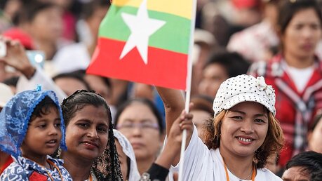 Eine Frau mit der Flagge von Myanmar / © Paul Haring (KNA)