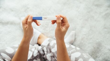 Eine Frau mit einem Schwangerschaftstest / © Vera Petrunina (shutterstock)