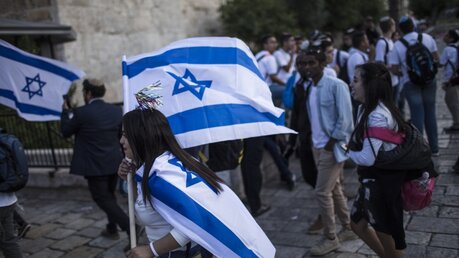 Eine Israelin schwenkt die Flagge ihres Landes / © Ilia Yefimovich (dpa)