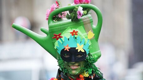 Eine Karnevalistin als Gieskanne verkleidet / © Oliver Berg (dpa)