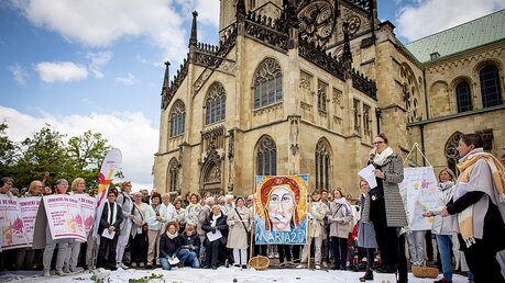 Eine Mahnwache der Initiative "Maria 2.0" vor dem Münsteraner Dom / © Andre Zelck (KNA)