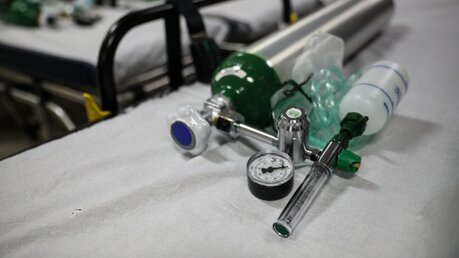 Eine Sauerstoffflasche liegt auf einem Bett im Krankenhaus: Die Sauerstoffkapazität ist knapp am Amazonas / © Lucas Silva (dpa)