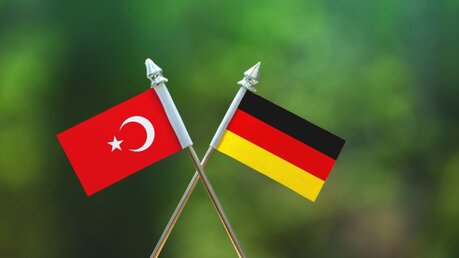 Eine türkische und eine deutsche Flagge / © Aritra Deb (shutterstock)