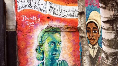 Eine Wandmalerei zeigt Dorothy Day (l.), Gründerin des Catholic Worker Movement in den USA / © Gregory A. Shemitz/CNS photo (KNA)