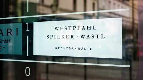 Eingang zum Büro der Münchner Rechtsanwaltskanzlei Westpfahl Spilker Wastl  / © Dieter Mayr (KNA)