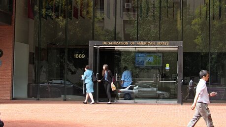 Eingang zum Bürogebäude der Organisation Amerikanischer Staaten in Washington / © Daniel J. Macy (shutterstock)