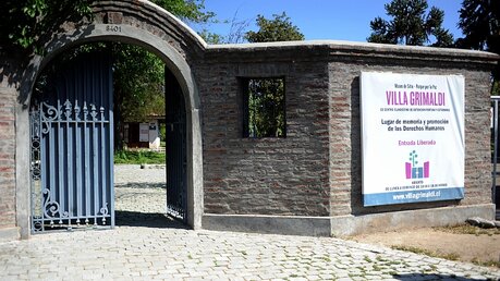 Eingang zur Gedenkstätte "Villa Grimaldi" / © Alexander Brüggemann (KNA)