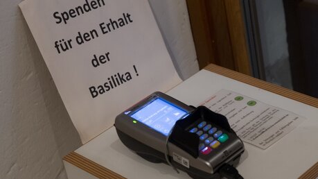 Elektronischer Klingelbeutel. Bald auch im Kölner Dom? / © Swen Pförtner (dpa)