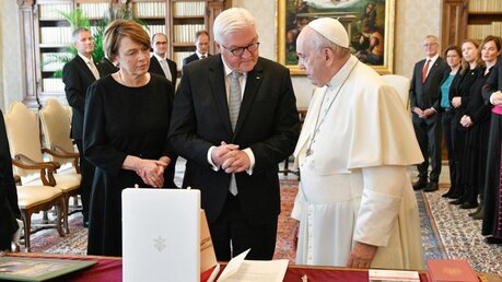 Elke Büdenbender (l.),  Frank-Walter Steinmeier und Papst Franziskus / © Vatican Media/Romano Siciliani (KNA)