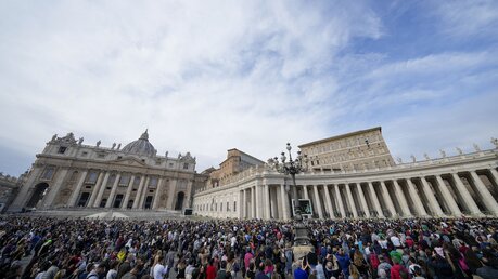 Menschen versammeln sich auf dem Petersplatz, um dem Papst zuzuhören / © Andrew Medichini/AP (dpa)