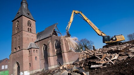 Die St.-Martinus-Kirche in Erkelenz - auf diesem Bild schon fast abgerissen. / © Marius Becker (dpa)