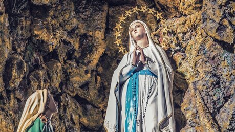 Erscheinung der Seligen Jungfrau Maria in der Grotte von Lourdes / © GoneWithTheWind (shutterstock)