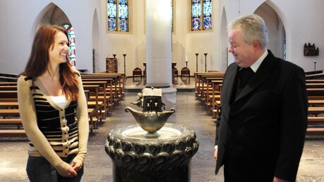 Elena Gudz bereitet sich mit Pfarrer Thomas Bernards auf ihre Taufe vor (KNA)