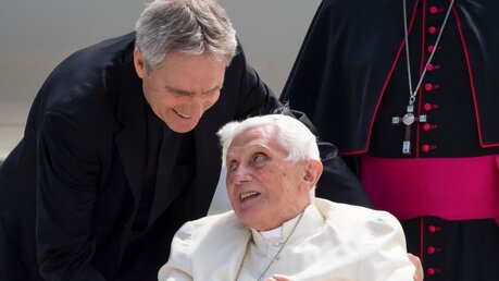 Erzbischof Georg Gänswein und der emeritierte Papst Benedikt XVI. im Juni 2020 / © Sven Hoppe/dpa/Pool (KNA)