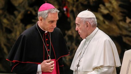 Erzbischof Georg Gänswein und Papst Franziskus (r.) / © Paul Haring (KNA)