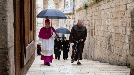 Erzbischof Pierbattista Pizzaballa beim Auszug nach der Feier der Ostervigil in der Grabeskirche / © Andrea Krogmann (KNA)