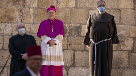 Erzbischof Pierbattista Pizzaballa (M) / © Ariel Schalit (dpa)
