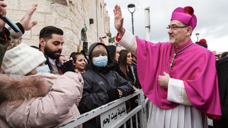 Erzbischof Pizzaballa bei der Prozession zum Krippenplatz vor der Geburtskirche / © Andrea Krogmann (KNA)