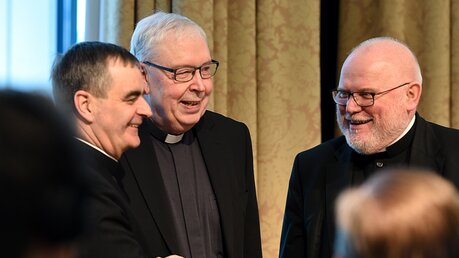 Nikola Eterovic, Norbert Trelle und Kardinal Reinhard Marx (v.l.n.r.) / © Harald Oppitz (KNA)