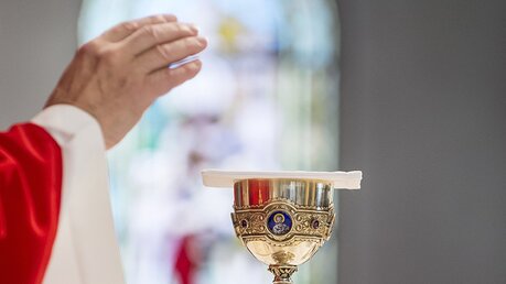 Eucharistie (Symbolbild) / © Corinne Simon (KNA)