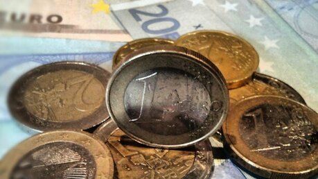 Euromünzen und Scheine / © gemeinfrei