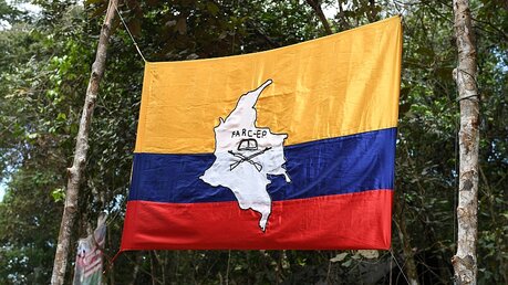 Fahne der Guerilla-Organisation FARC / © Tobias Käufer (KNA)