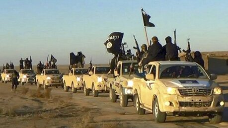 Fahrzeugkonvoi mit Mitgliedern der Terrormiliz Islamischer Staat (IS) / © Uncredited/Militant website/AP (dpa)