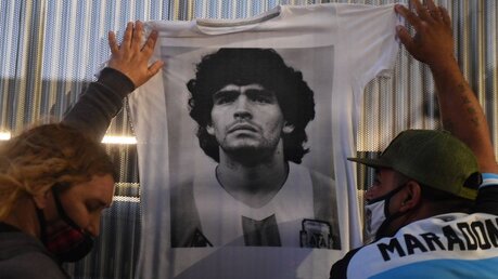 Fans halten Abbildung Maradonas / © Ramiro Gomez/telam (dpa)