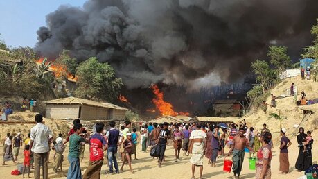 Feuer bricht in großem Flüchtlingslager in Bangladesch aus / © Shafiqur Rahman/AP (dpa)