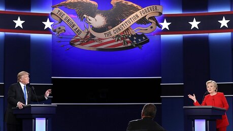 Donald Trum und Hillary Clinton bei ihrem ersten TV-Duell / © Justin Lane (dpa)