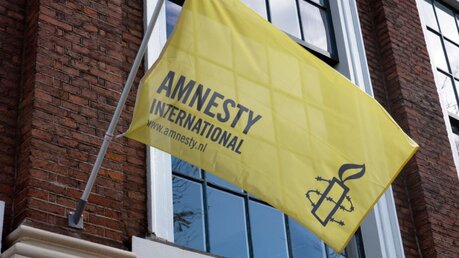 Flagge von Amnesty International / © JPstock (shutterstock)