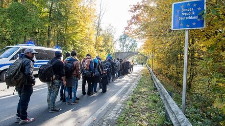 Flüchtlinge an der deutsch-österreichischen Grenze bei Passau / © Armin Weigel (dpa)