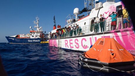 
Flüchtlingsrettung im Mittelmeer: "Louise Michel" transferiert gerettete Menschen zum Rettungsschiff Sea Watch 4
 / © Chris Grodotzki/Sea-Watch.org (dpa)