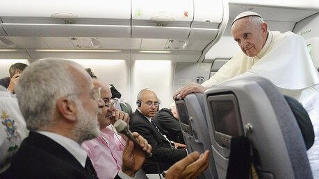 Journalistenfragen im Papst-Flugzeug (KNA)