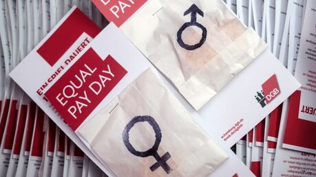 Flyer zum Equal Pay Day  / © Axel Heimken (dpa)