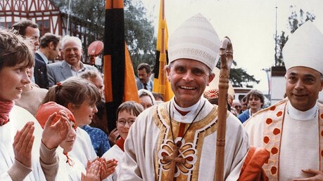 Franz Kamphaus nach seiner Bischofsweihe 1982 in Limburg / © N.N. (KNA)