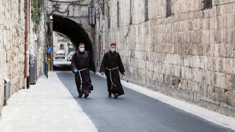 Franziskaner mit Mundschutz in Jerusalem / © Andrea Krogmann (KNA)