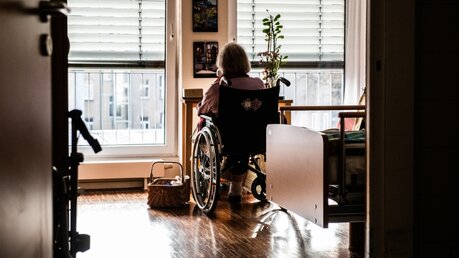 Frau in einem Rollstuhl / © Paul Zinken (dpa)