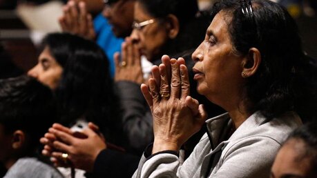 Frau im Gebet in Gedenken an die Opfer der Attentate in Sri Lanka / © Gregory A. Shemitz/CNS photo (KNA)