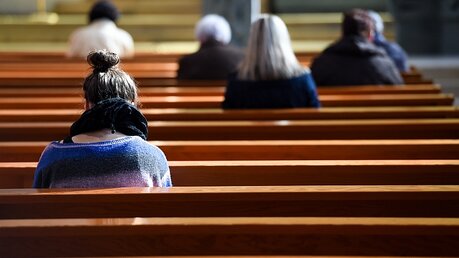 Frauen beten beim Gottesdienst in einer Kirche / © Harald Oppitz (KNA)