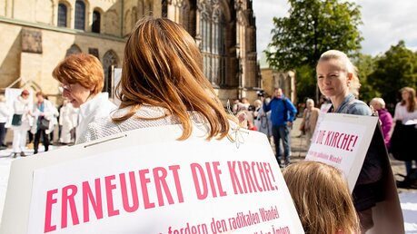 Archiv: Frauen mit einem Plakat "Erneuert die Kirche" / © Andre Zelck (KNA)