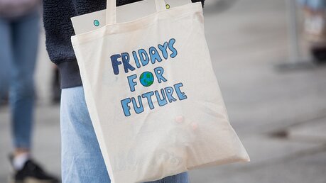 Fridays for Future: Aufschrift auf einer Tasche / © Rolf Vennenbernd (dpa)