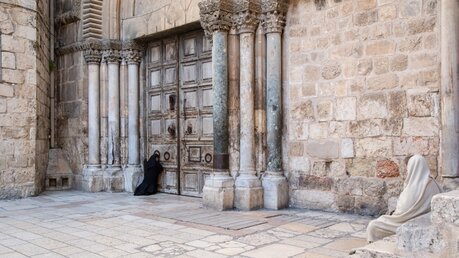 Gebet vor der geschlossenen Grabeskirche in Jerusalem / © Andrea Krogmann (KNA)