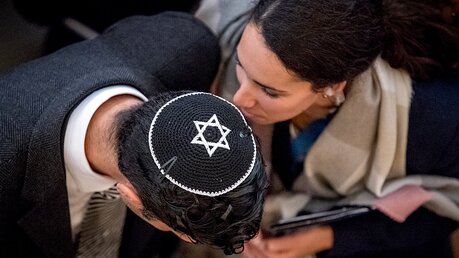 Jüdinnen und Juden fühlen sich bedroht / © Michael Kappeler (dpa)